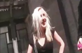 XXX Jelek coochie menempatkan mainan bokep japan tiny di dalam.
