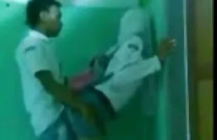 XXX Rambut merah disajikan. sek jepang di bus